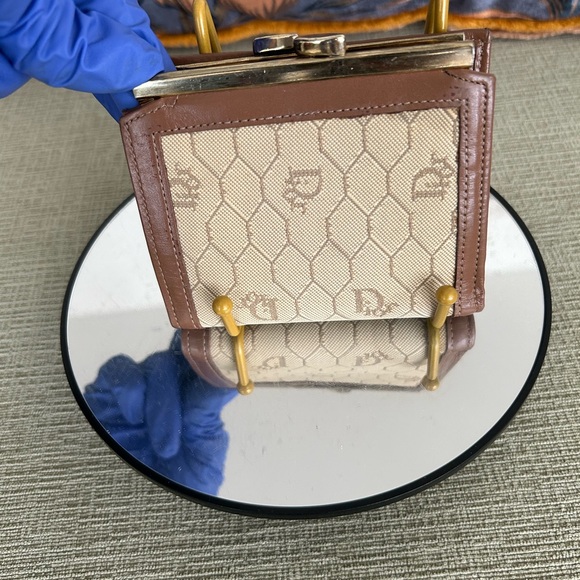 DIOR AUTHENTIC HONEY COMB KISS LOCK TROTTER WALLET - Picture 5 of 11